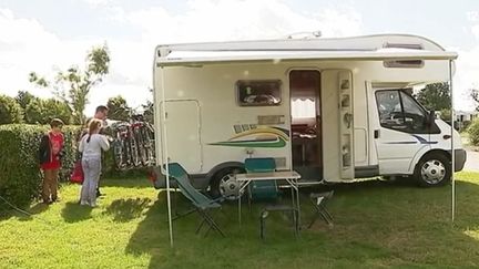 Beaucoup d’estivants sont arrivés sur leur lieu de vacances durant le week-end du 22 juillet. À l’image de ceux d’un camping près d’Étretat (Seine-Maritime) en Normandie. (FRANCE 3)