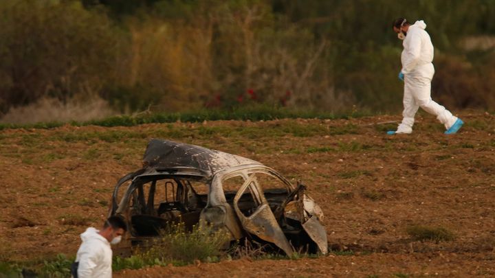 La voiture déchiquetée de la journaliste Daphne Caruana après une explosion à la bombe, le 16 octobre 2017 à&nbsp;Bidnija à Malte. (DARRIN ZAMMIT LUPI / REUTERS)