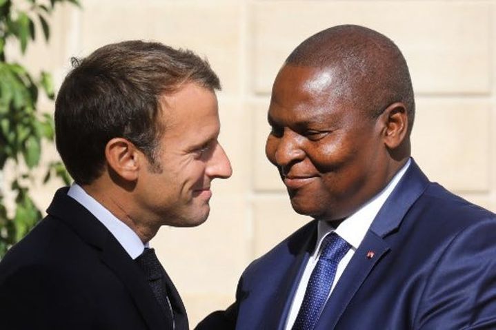 Le président français Emmanuel Macron accueille son homologue Félix-Archange Touadéra sur le perron du palais de l’Élysée, le 5&nbsp;septembre 2019. (LUDOVIC MARIN/AFP)