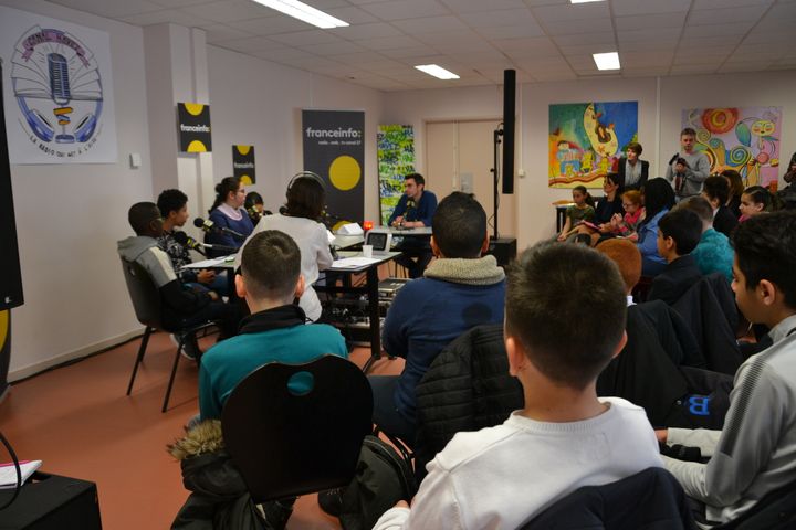 L'émission a été enregistrée depuis le collège des élèves, dans une salle transformée en studio radio pour la journée. (ESTELLE FAURE / FRANCEINFO - RADIOFRANCE)