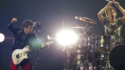 Muse sur scène à Amsterdam le 4 juin 2013, avec Matt Bellamy (à gauche) et le batteur Dominic Howard.
 (Paul Bergen / ANP / AFP)