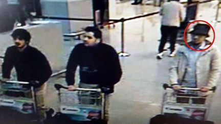 Image de vid&eacute;osurveillance montrant Najim Laachraoui&nbsp;&agrave; gauche, Ibrahim El Bakraoui&nbsp;et un homme au chapeau, probablement identifi&eacute; comme Fay&ccedil;al Cheffou, dans le hall de l'a&eacute;roport de&nbsp;Bruxelles&nbsp;le&nbsp;22 mars 2016 (POLICE BELGE / SIPA)