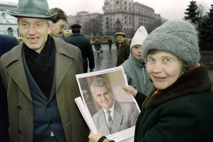 A woman holds the portrait of the future first Ukrainian president, Leonid Kravchuk, on November 30, 1991 in kyiv.  (SERGEY SUPINSKI / AFP)