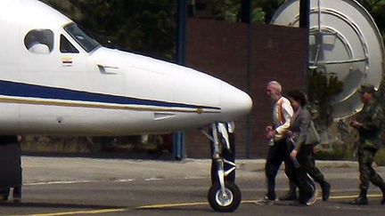 Aérodrome Aguas Claras à Ocaña, dans le département de Norte de Santander, en Colombie, le 8 mars 2013.
 
Les deux allemands ont été enlevés en novembre 2012 à Catatumbo, près de la frontière vénézuélienne, par l'Armée de libération nationale (ELN), la deuxième plus importante organisation de guérilla colombienne après les Forces armées révolutionnaires de Colombie (FARC).
 
Fondées dans les années 1960, l'ELN et les FARC sont les dernières guérillas en activité en Colombie, où elles comptent encore respectivement 2.500 et 8.000 combattants, selon les autorités.
 
Ces deux organisations, considérées comme terroristes par les Etats-Unis et l'Union européenne, utilisent souvent les prises d’otages comme moyen de pression. La célèbre Franco-Colombienne Ingrid Betancourt fut captive des FARC de février 2002 à juillet 2008 (AFP PHOTO / STR)