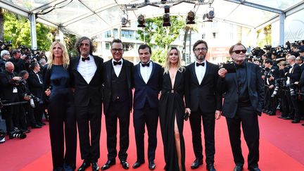 Tous les membres du jury de la Caméra d'Or sont réunis pour assister à la cérémonie de clôture du festival : de gauche à droite, Sandrine Kiberlain la présidente du jury, Guillaume Brac, Michel Merkt, Thibault Carterot, Élodie Bouchez, Fabien Gaffez et Patrick Blossier. 
 (Loïc Venance / AFP)