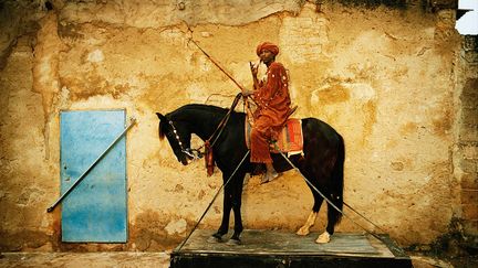 Depuis quelques années, le faste de cette unité équestre, restée présente dans les mémoires, a été ressuscité grâce à l'action d'une famille de cavaliers virtuoses. Les recherches d'historiens burkinabés ont permis de reconstituer les tenues ancestrales. Les jeunes qui perpétuent la tradition sont pour la plupart des descendants des cavaliers et des amazones de l’armée de l’ancien roi, le Mogho Naaba. (PHILIPPE BORDAS)