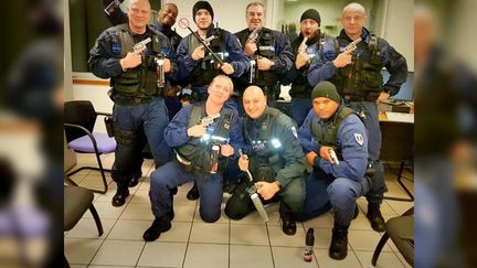 Des policiers de&nbsp;Levallois-Perret, dans les Hauts-de-Seine. (PATRICK BALKANY / INSTAGRAM)