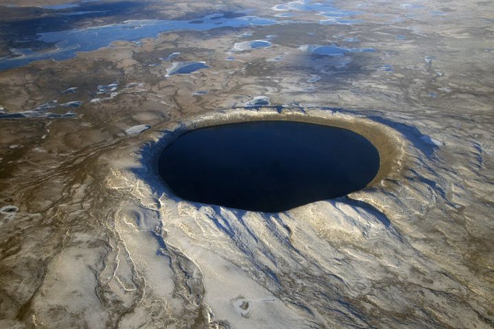 Le cratère des Pingualuit est un cratère d'impact dans le territoire du Nunavik, Québec, Canada. Le bassin qu'il renferme se nomme lac Pingualuk (© NASA. Courtesy of Denis Sarrazin)