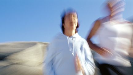 Un homme et une femme en train de courir. (VINCENT HAZAT / MAXPPP)