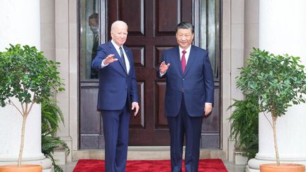 Le président américain Joe Biden et son homologue chinois Xi Jinping, le 15 novembre 2023, au Filoli Estate, en Californie. (DING LIN / XINHUA / AFP)