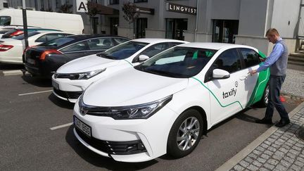 Un chauffeur de Taxify s'apprête à partir en course, à Tallin, en juin 2017. (INTS KALNINS / REUTERS)