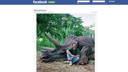 Une capture d'&eacute;cran du compte Facebook de Jay Branscomb, montrant une photo de Steven Spielberg, assis devant une marionnette de triceratops, lors du tournage de "Jurassic Park" en 1993. (FACEBOOK)