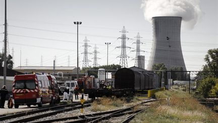 La centrale française du Tricastin lors d'une simulation d'exercice de fuite radioactive, le 28 septembre 2010. (AFP PHOTO / JEAN-PHILIPPE KSIAZEK)