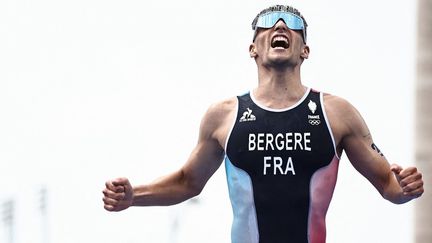 Le Français Léo Bergère a décroché le bronze lors du triathlon olympique, à Paris, le 31 juillet 2024. (ANNE-CHRISTINE POUJOULAT / AFP)