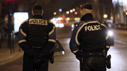 Des policiers à Pantin (Seine-Saint-Denis), le 3 avril 2013. (KENZO TRIBOUILLARD / AFP)