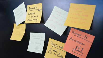 Des Post-it pour se rappeler de rendez-vous importants. (JEAN-CHRISTOPHE BOURDILLAT / RADIO FRANCE)