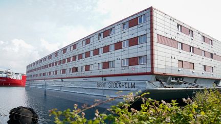 Les 222 chambres du Bibby Stockholm doivent accueillir un peu plus de 500 demandeurs d’asile. (ANDREW MATTHEWS / POOL)