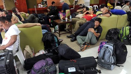 A Manille (Philippines), journalistes et habitants attendent de pouvoir aller sur les zones touch&eacute;es par le typhon Haiyan, el 10 novembre 2013 (JAY DIRECTO / AFP)