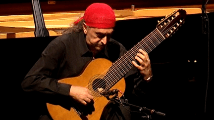 Egberto Gismonti et son instrument fétiche, la guitare à dix cordes.
 (France Télévisions)