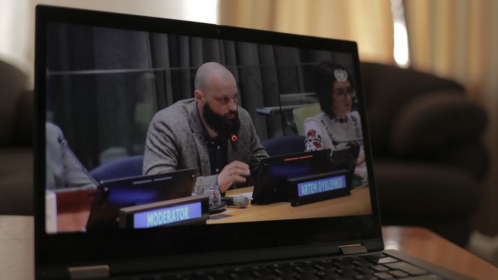 Vidéo d'Artem Dyblenko lors de son témoignage à l'ONU, le 22 février 2023 à New York (Etats-Unis), lors d'une séance consacrée à la guerre en Ukraine. (MATHIEU DREUJOU / FRANCE TELEVISIONS)