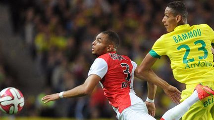 Kurzawa (AS Monaco à la lutte avec Bammou (FC Nantes) (JEAN-SEBASTIEN EVRARD / AFP)