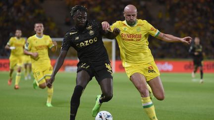 Le Lillois Mohamed Bayo et le Nantais Nicolas Palois à la lutte lors de ce match comptant pour la 2e journée de Ligue 1, le 12 août 2022 à Nantes.&nbsp;&nbsp; (SEBASTIEN SALOM-GOMIS / AFP)