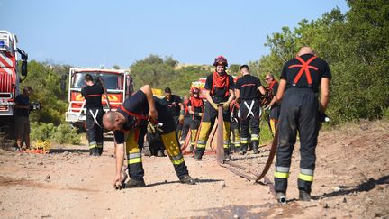 Des pompiers rangent leur matériel sur la commune du&nbsp;Luc, le 9 août 2021, dans le Var. (SYLVAIN THOMAS / AFP)