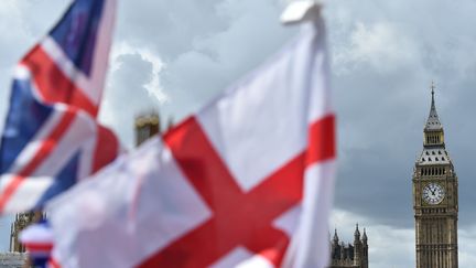 Les drapeaux nationaux flottent près du Big Ben, le 9 juin 2017, à Londres (Royaume-Uni).&nbsp; (GLYN KIRK / AFP)