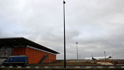 Un avion sur le tarmac de l'aéroport de Vatry (Marne) à bord duquel se trouvent 303 ressortissants indiens, le 23 décembre 2023. (FRANCOIS NASCIMBENI / AFP)