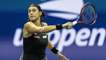 La Française Caroline Garcia renvoie la balle à l'Américaine Coco Gauff, le 6 septembre 2022, durant le quart de finale de l'US Open. (LEV RADIN / AFP)