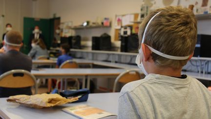 Une salle de classe du collège de Jastres, à Aubenas (Ardèche), le 25 mai 2020. (CLAIRE LEYS / RADIO FRANCE)