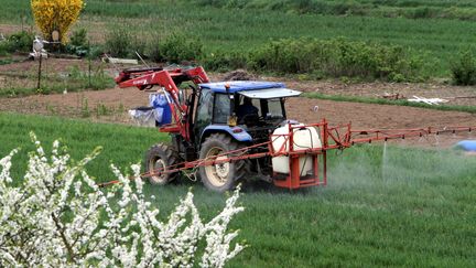 Epandage de pesticides &agrave; Thionville (Moselle), le 11 avril 2012. (MAXPPP)