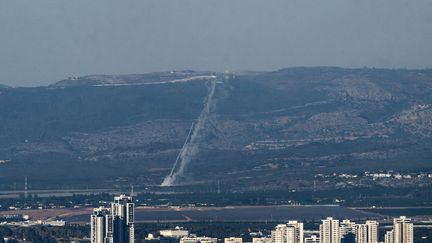 Regarder la vidéo Guerre au Proche-Orient : deux personnes tuées dans le nord d'Israël après des tirs de roquettes, annoncent les secours