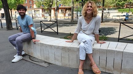 Frédéric Blaise, architecte, et Emma Lelong, designer, ont conçu un banc rafraîchissant qui puise l'air frais provenant des anciennes carrières parisiennes. (BORIS HALLIER / RADIO FRANCE)