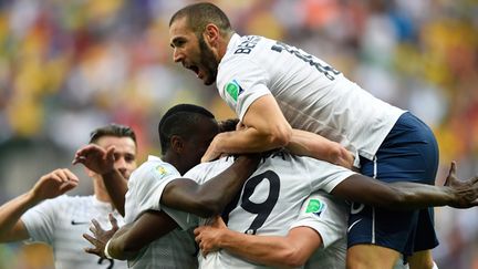 Benzema saute sur ses coéquipiers (FABRICE COFFRINI / AFP)