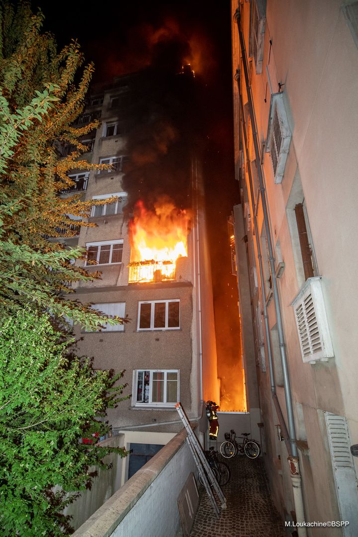 Un immeuble en feu, rue Gaillard à Vincennes (Val-de-Marne), le 11 août 2020. (SAPEURS-POMPIERS DE PARIS)