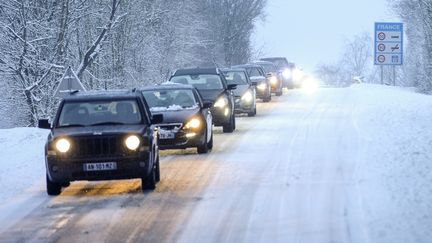 Des automobilistes roulent sous la neige à&nbsp;Zoufftgen (Moselle) lors d'un précédent épisode neigeux, le 30 janvier 2019. (JEAN-CHRISTOPHE VERHAEGEN / AFP)