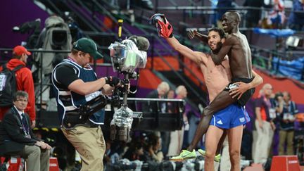 Ezekiel Kemboi dans les bras de Mahiedine Mekhissi-Benabbad (FRANCK FIFE / AFP)