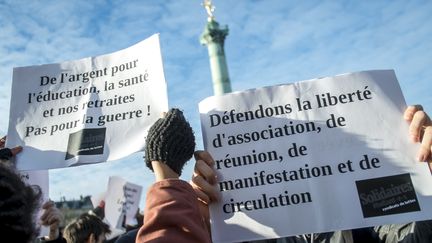 Des personnes manifestent contre l'Etat d'urgence place de la Bastille le 22 novembre 2015. (MICHAEL BUNEL / NURPHOTO)