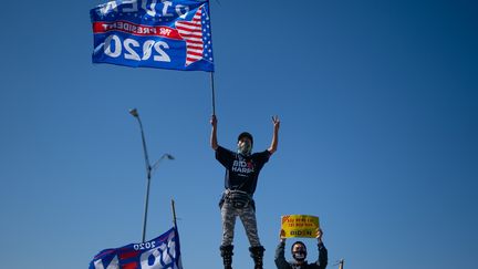 Des supporters de Joe Biden lors d'un meeting en Géorgie (Etats-Unis), le 2 novembre 2020. (ELIJAH NOUVELAGE / AFP)