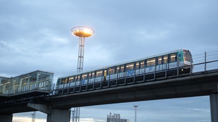 Le tranway Orlyval qui permet de se rendre à l'aéroport.&nbsp; (VINCENT ISORE / MAXPPP)