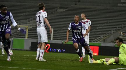 Le défenseur de Toulouse, Jean-Armel Kana Biyik, célèbre son but face à Bordeaux