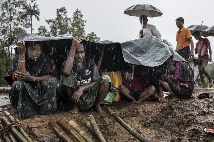 Kutupalong, Bangladesh, 17&nbsp;septembre 2017. Sous la pluie torrentielle de la mousson, une famille nouvellement arrivée attend un abri. (PAULA BRONSTEIN / GETTY IMAGES / GETTY IMAGES ASIAPAC)