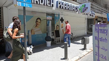 Une pharmacie de Beyrouth fermé lors d'une grève contre la pénurie de médicaments au Liban, en juillet 2021.&nbsp; (ANWAR AMRO / AFP)