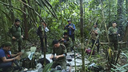 Sur cette photo publiée le 9 juin 2023 par la présidence colombienne, des membres de l'armée s'occupent de quatre enfants autochtones qui ont été retrouvés vivants. (COLOMBIAN PRESIDENCY / AFP)