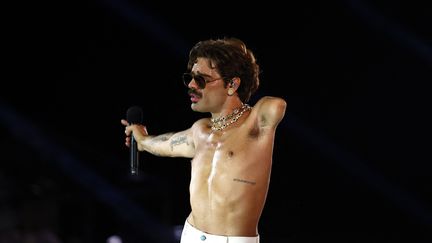 Le chanteur Lucky Love, 30 ans, sur scène place de la Concorde à Paris (France), durant la cérémonie d'ouverture des Jeux Paralympiques, le 28 août 2024. (GONZALO FUENTES/AP/SIPA / SIPA)