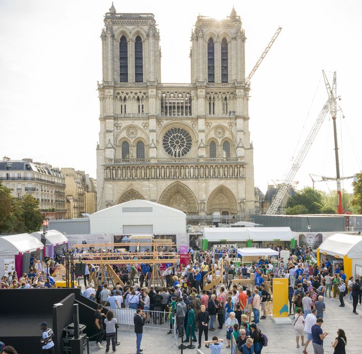 Le Village de Chantier sur le parvis de la cathédrale Notre-Dame de Paris, en 2023. (RECONSTRUCTION DE NOTRE-DAME DE PARIS / DAVID BORDES)