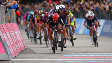 Caleb Ewan vainqueur au sprint lors de la septième étape du Tour d'Italie le 14 mai 2021.&nbsp; (DARIO BELINGHERI / AFP)