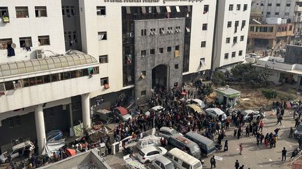 Des Palestiniens rassemblés devant l'hôpital al-Chifa, à Gaza, le 10 décembre 2023. (AFP)