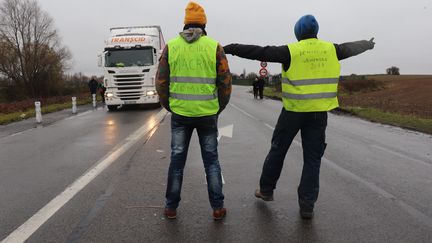 Des "gilets jaunes" organisent un barrage filtrant. (Photo d'illustration) (FRANÇOIS CORTADE)